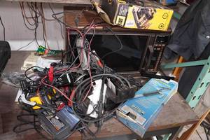lot 428 image: Assorted Battery Tenders and Inverters