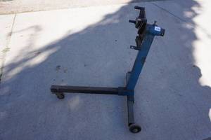 lot 5 image: Engine Stand