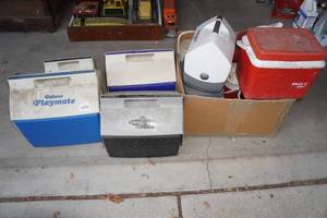lot 617 image: Assorted Coolers and Water Jugs - Igloo Playmates