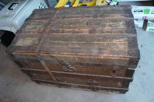 lot 619 image: Large Wood Trunk with Tray