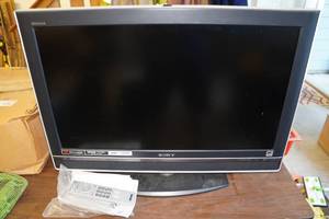 lot 620 image: Sony 32 LCD TV