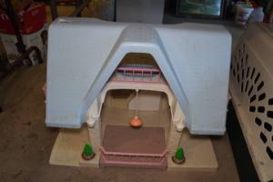 lot 625 image: Little Tikes Dollhouse