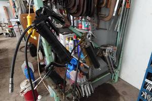 lot 152 image: Assorted Grease Guns - Campbell Hausfeld Pneumatic