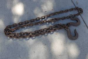 lot 334 image: Heavy Duty Chain with Hooks - 15 Long