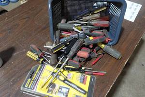lot 187 image: Assorted Screwdrivers - Craftsman, Klein