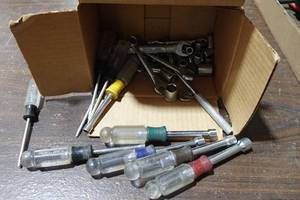 lot 189 image: Assorted Hand Tools - Nut Drivers, Wrenches, Sockets