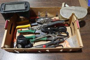 lot 191 image: Assorted Hand Tools - Snips, Scissors, Goggles