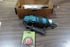 lot 212 image: Makita 4 Corded Grinder with Discs