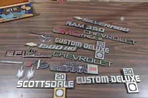 lot 221 image: Assorted Vehicle Badges - Square Bodies