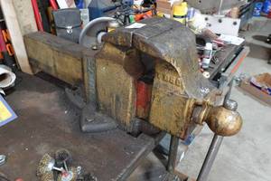 lot 30 image: Large Bench Vise - 12 Capacity - 7 Wide