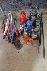 lot 257 image: Large Assortment of Bottle Jacks