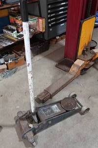 lot 31 image: Sears 3 Ton Floor Jack