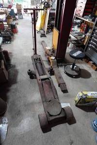 lot 29 image: 10 Ton Hydraulic Floor Jack