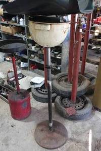lot 282 image: Adjustable Height Oil Drain Pan