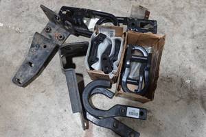 lot 525 image: Assorted Automotive Tow Hooks