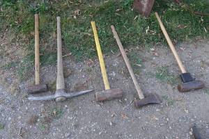 lot 572 image: Sledgehammers, Pick Axe, Axe