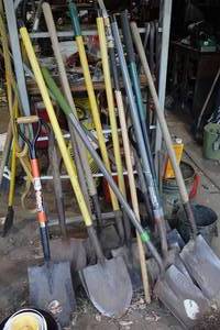 lot 604 image: Assorted Shovels - Flat, Spade