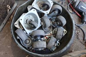 lot 605 image: Assorted Casters