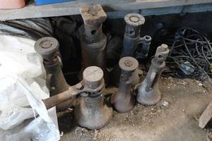 lot 607 image: House Jacks