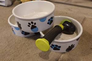 lot 643 image: 3 Dog Bowls and Ball Thrower