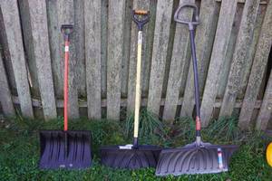 lot 21 image: 3 Snow Shovels