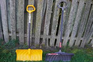 lot 22 image: 2 Snow Shovels