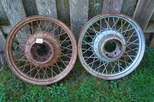 lot 19 image: Antique Spoke Wheels