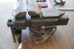 lot 42 image: Powr-Kraft 84-5432 Bench Vise