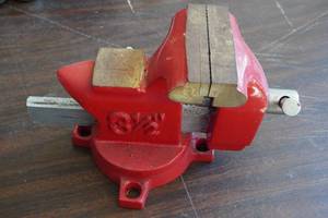 lot 61 image: 3-12 Bench Vise