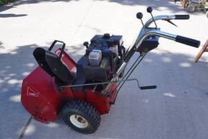 lot 78 image: Toro 824 2-Stage Snowblower