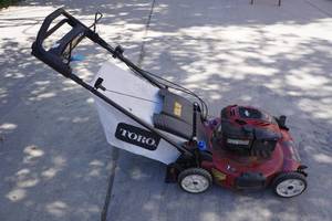 lot 79 image: Toro 22 Recycler Personal Pace Mower