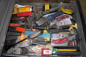 lot 138 image: Contents of Drawer - Knives and Scrapers