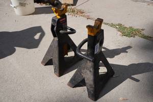 lot 304 image: Craftsman Jack Stands
