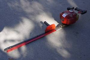 lot 435 image: Shindaiwa HT230 Hedge Trimmer