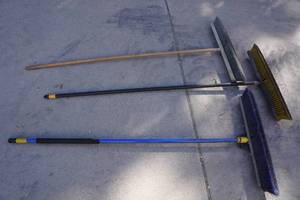 lot 295 image: 3 Brooms