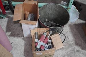 lot 385 image: Oil Cans and Tools
