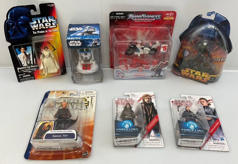 lot 8 image: Misc. STAR WARS Action Figures (NOC) Cards Beat up