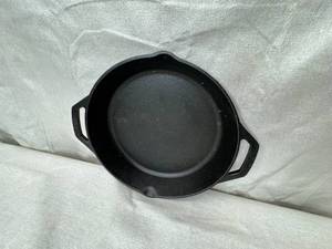 lot 6 image: Cast Iron Pan