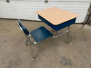 lot 10 image: All-In-One School Desk and Chair