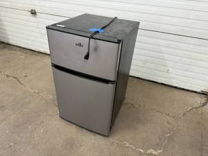 lot 12 image: Willz Mini Fridge and Freezer