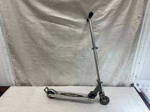lot 13 image: Razor Scooter