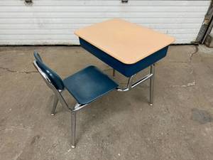 lot 23 image: All-In-One School Desk and Chair