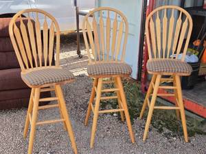 lot 4 image: Set of 3 Oak Barstools with Patterned Cushions