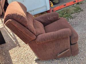 lot 5 image: Comfortable Brown Fabric Recliner Chair