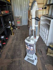 lot 43 image: Shark Navigator Lift-Away Vacuum Cleaner