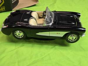 lot 117 image: Bburago 118 Die-Cast 1957 Chevrolet Corvette Model