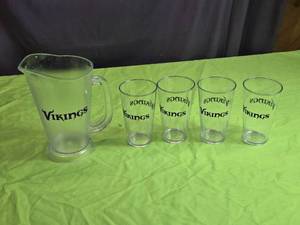 lot 124 image: Minnesota Vikings Themed Plastic Frosted Pitcher and Glass Set