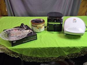 lot 126 image: Small Crock Pot, Small Air Fryer, George Foreman