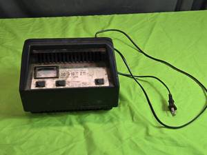 lot 138 image: Signature Series 50 Amp Battery Charger