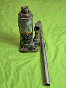 lot 147 image: 6 Ton Jack